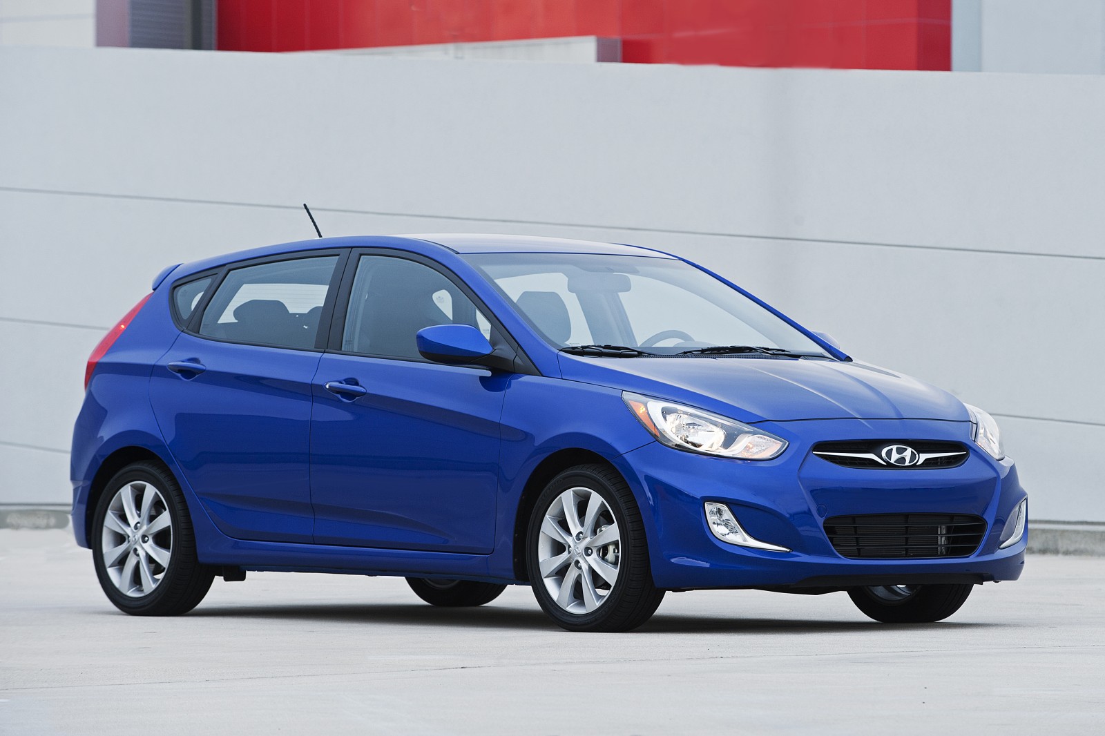 2013-hyundai-accent-hatchback-gls-f3q-muscle-cars-zone