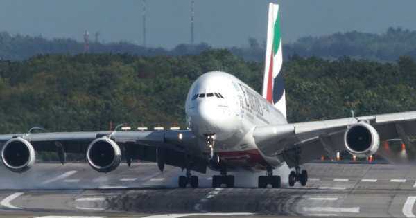 Airbus A380 Performs An Amazing incredible CROSSWIND LANDING 1