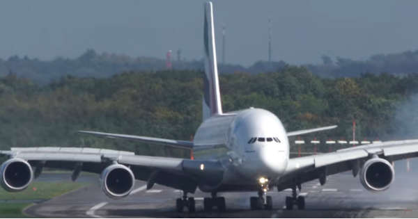 Airbus A380 Performs An Amazing CROSSWIND LANDING 2