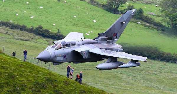 Low Flying Jet Performance At The Mach Loop In Wales 1