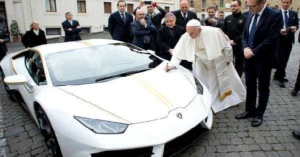 Pope Francis Was Gifted A Lamborghini Huracan Will Auction It For Charity 1