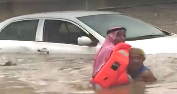 This Guy Saved a Man Trapped Inside His Flooded CarAfter Fire Fighters Refused to React 1