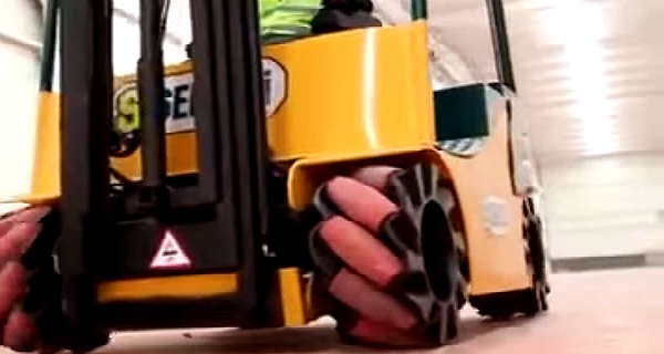 This Rolling Forklift Can Move in Any Direction 1