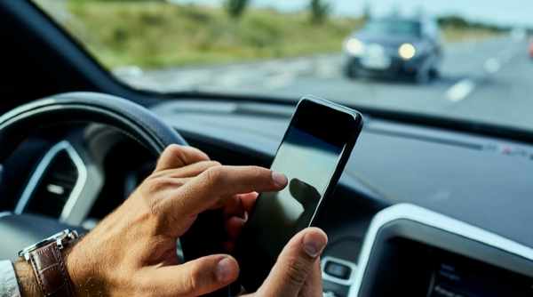 What are the Leading Causes of Distracted Driving? - Muscle Cars Zone!